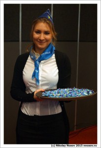 В зале стюардессы раздавали конфеты "Взлет"